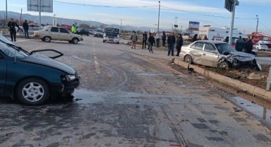 Afşin’de iki otomobil çarpıştı: 2 yaralı