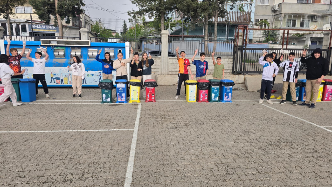 Cumhuriyet Ortaokulunda geri dönüşüm atıklarına ivme kazandırma ve farkındalık projesi