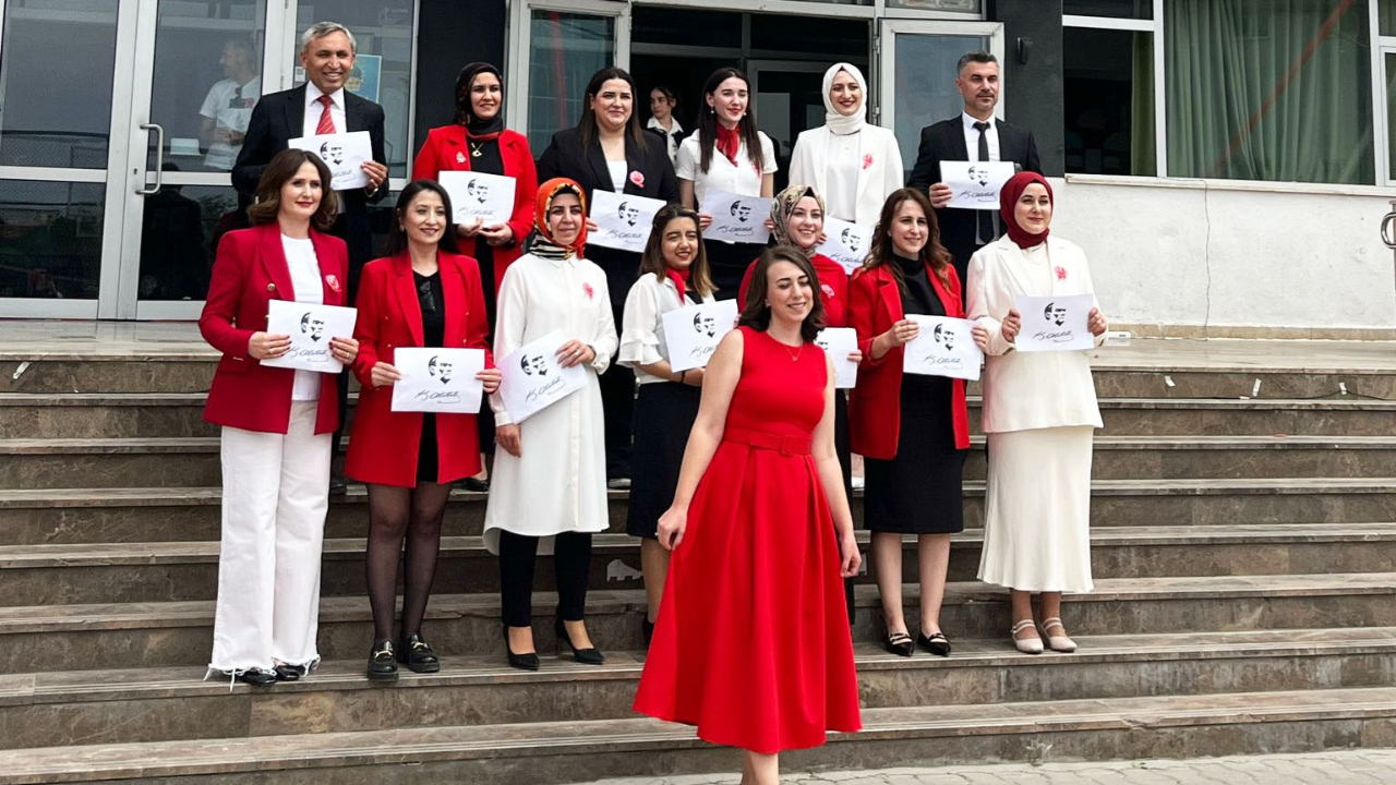Dulkadiroğlu Cumhuriyet Ortaokulunda, 23 Nisan Ulusal Egemenlik ve Çocuk Bayramı Coşkusu