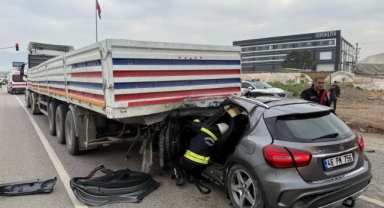 Kahramanmaraş’ta otomobil tır ok gibi saplandı