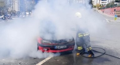 Kahramanmaraş’ta seyir halindeki otomobil alev aldı