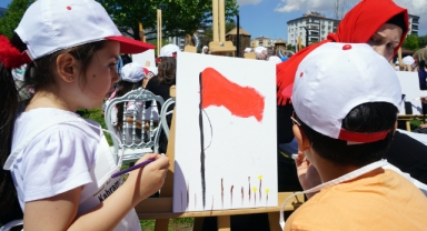 Minikler, Anne Babalarıyla Tuval Başına Geçerek Hayal Güçlerini Sanata Döktü