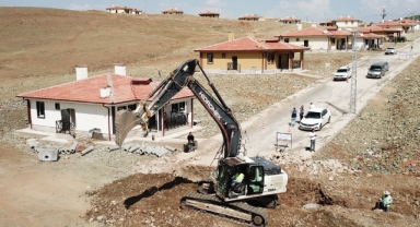 7 İlçe 34 Mahallede Köy Evlerine 240 Milyonluk Altyapı Yatırımı