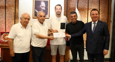 BAŞKAN NARLI’DAN GOL KRALI AYKUT ÇİFT’E ÖZEL ÖDÜL!