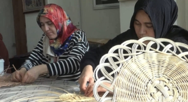 Depremzede Kadınlar, Aile Ekonomisine Sepet Örerek Destek Oluyor