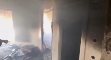 Kahramanmaraş’ta ağır hasarlı binada yangın paniği