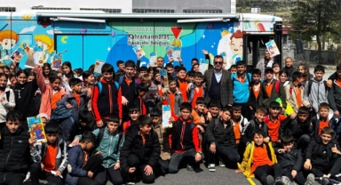 Mobil Çocuk Kütüphanesi, Minik Kalplere Kitap Sevgisi Aşılamaya Devam Ediyor