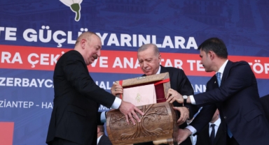 Cumhurbaşkanı Erdoğan ve Aliyev’e Kahramanmaraş’ın Tescilli El Sanatları Hediyesi