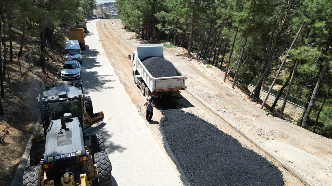 DULKADİROĞLU BELEDİYESİ’NDEN PINARBAŞI MAHALLESİNDE ASFALT ÇALIŞMASI