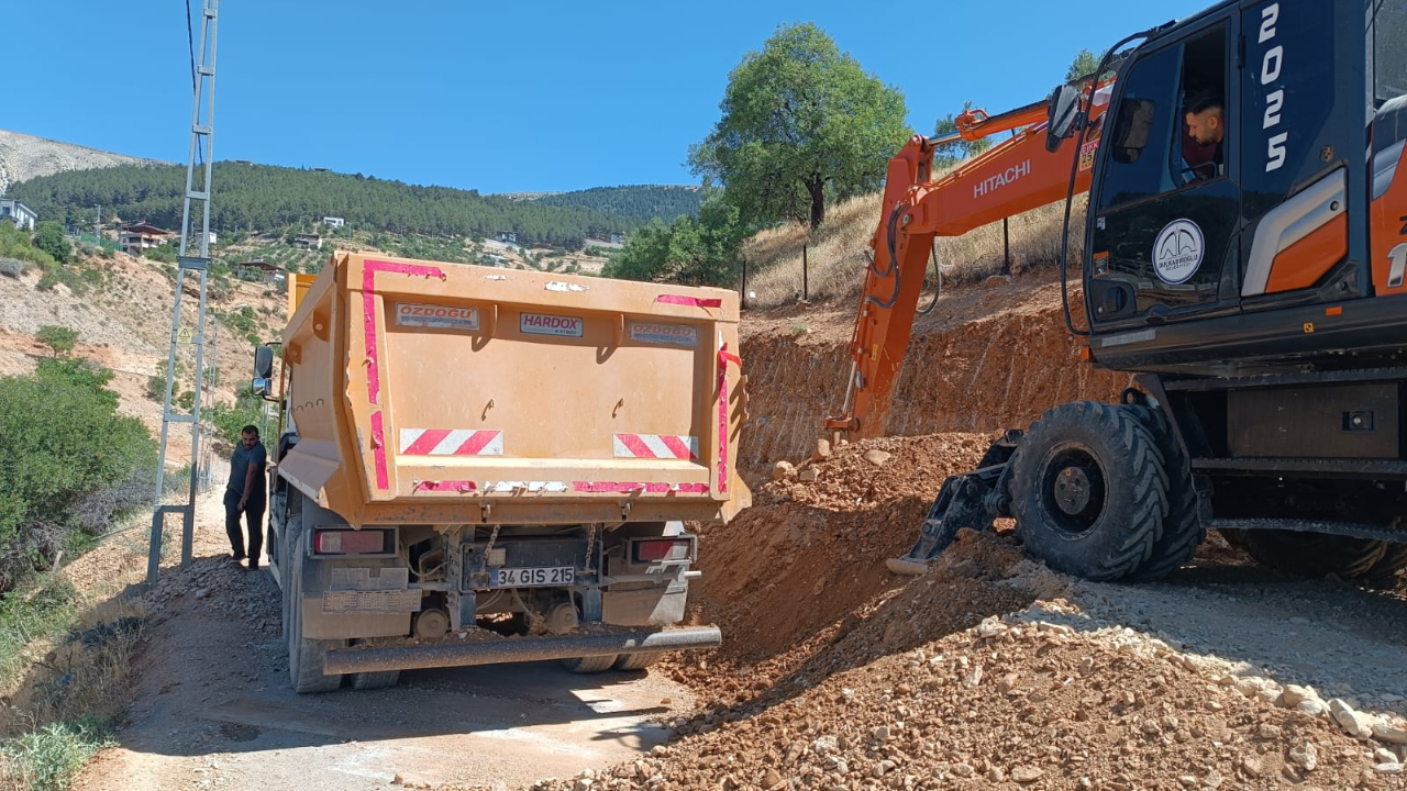 DULKADİROĞLU BELEDİYESİ’NDEN YOL GENİŞLETME ATAĞI