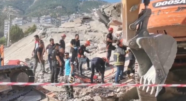 -Kahramanmaraş'ta ağır hasarlı bina yıkılırken iş makinesi devrildi: Operatör hayatını kaybetti