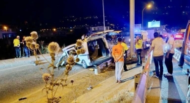 Kahramanmaraş'ta hafif ticari araç bariyerlere çarptı: 1 ölü 1 yaralı
