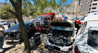 Kahramanmaraş’ta kamyonet araçları biçti