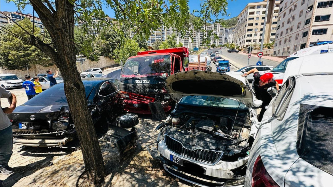 Kahramanmaraş’ta kamyonet araçları biçti