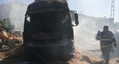 Kahramanmaraş’ta saman yüklü tır yand