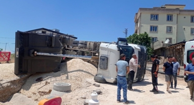 -Kahramanmaraş’ta tır devrildi sürücüsü yaralandı