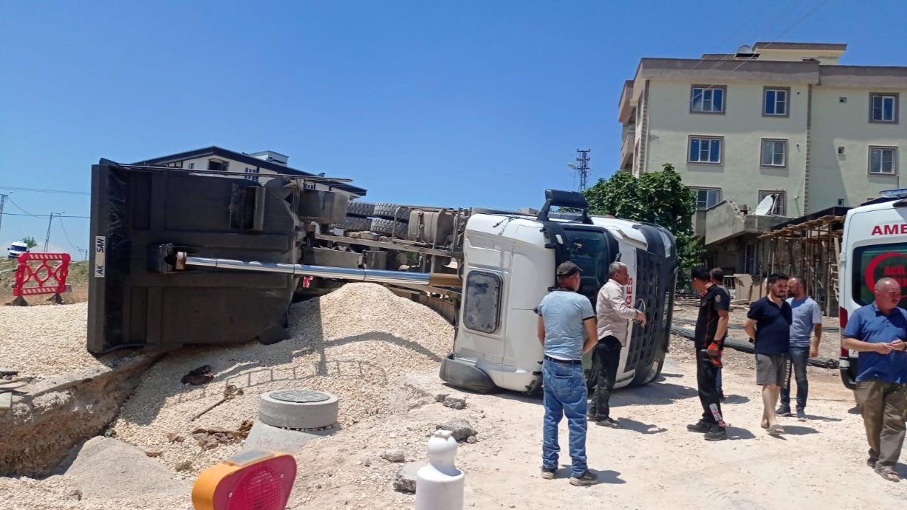 -Kahramanmaraş’ta tır devrildi sürücüsü yaralandı