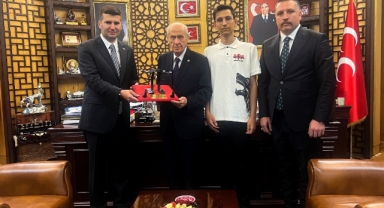 MHP Lideri Bahçeli’ye Ülkücü Gençlerin Geliştirdiği “TÜRKHAN” İHA Takdim Edildi