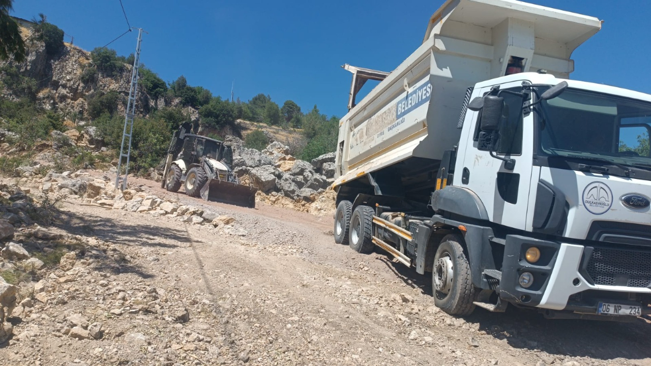 AĞABEYLİ MAHALLESİ’NDE YOL İYİLEŞTİRME ÇALIŞMALARI DEVAM EDİYOR