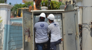 Aşırı sıcaklar yangın, susuzluk ve enerji hattına zarar verdi