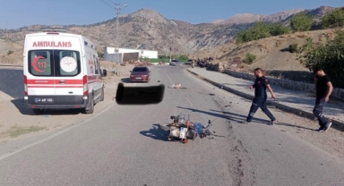 Çağlayancerit’te kamyonet ile çarpışan motosiklet sürücüsü öldü