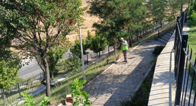 DULKADİROĞLU’NDA PARK VE BAHÇELERDE TİTİZ BAKIM ÇALIŞMALARI SÜRÜYOR