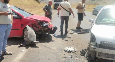 Elbistan’da iki otomobil kafa kafaya çarpıştı: 2 yaralı