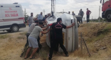 Elbistan’da saman yüklü kamyona çarpman cip takla attı: 2 yaralı