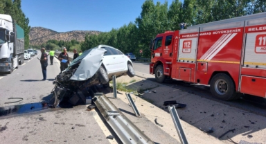 Göksun’da otomobil bariyerlere çarptı: 3 yaralı