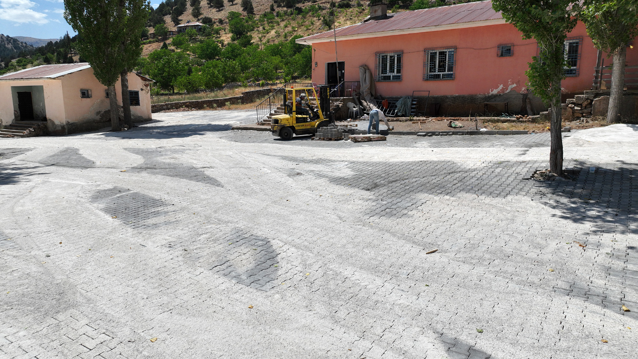 Göksun Kırsalında Daha Konforlu Ulaşım İçin Büyükşehir Görev Başında