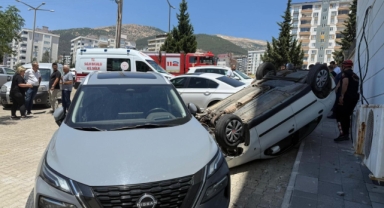 Kahramanmaraş’ta kontrolden çıkan otomobil park halindeki araçlara çarptı