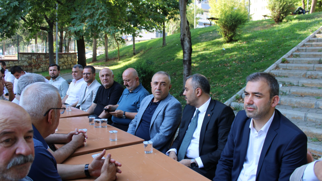 KAHRAMANMARAŞ’TA PROTOKOL VE GAZETECİLER AYNI SOFRADA BULUŞTU