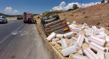 Kahramanmaraş’ta saman yüklü tır devrildi: 1 yaralı