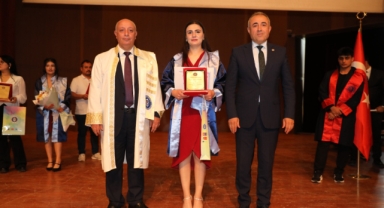 KİÜ Mezuniyet Töreninde Şehitlere Saygı: Kep Atılmadı, Müzik Çalınmadı