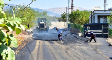 DULKADİROĞLU’NDA YOL YAPIM SEFERBERLİĞİMİZ SICAK ASFALT ÇALIŞMALARIYLA DEVAM EDİYOR