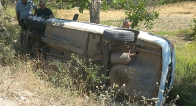 Ekinözü’nde otomobil şarampole devrildi: 1 yaralı
