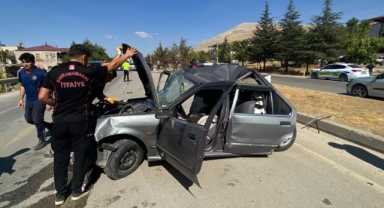 Elbistan‘da tırın çarptı otomobil hurdaya döndü: 2 yaralı