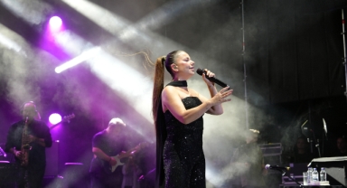 Fuarın Zirve Gecesi; Merve Özbey Sahneye Damga Vurdu
