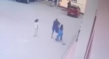 Kahramanmaraş’ta küçücük çocuğu yere çarptı