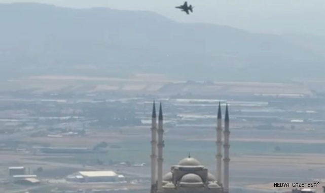 Kahramanmaraş’ta savaş uçakları Dünyan’nın en büyük Türk Bayrağı için havalandı