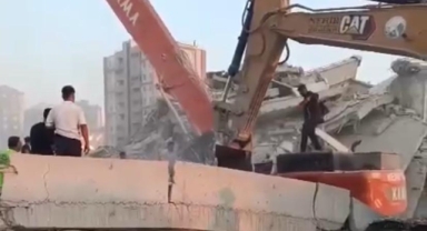 Kahramanmaraş'ta yıkımını yaptığı binanın altında kalan operatör öldü