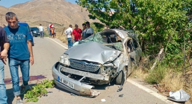Nurhak’ta ehliyetsiz sürücü ağaça çarptı: 1 ağır 3 yaralı