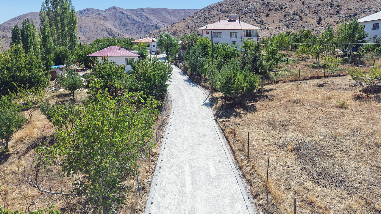 Afşin’in Kırsal Mahallelerinden Türksevin’in Ulaşım Konforu Artırıldı