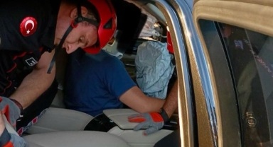 Kahramanmaraş’ta lüks otomobil elektrik direğine çarptı: 1 yaralı