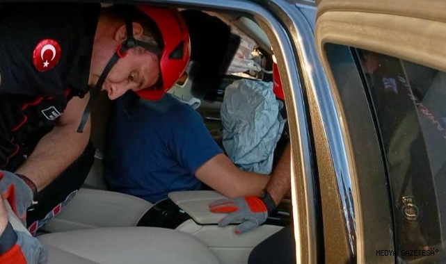 Kahramanmaraş’ta lüks otomobil elektrik direğine çarptı: 1 yaralı