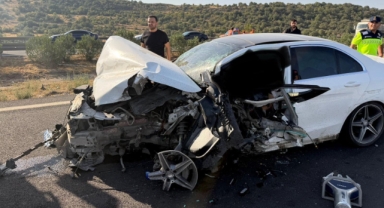 Otobanda otomobiliyle bariyerlere çarptı: 1 ölü