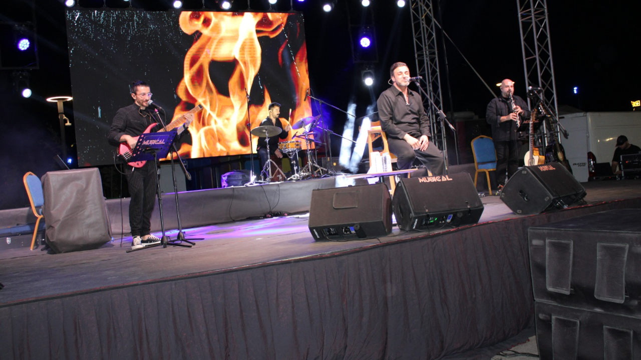 RIZA TAMER’DEN COŞKULU PERFORMANS