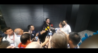 SANATÇI RIZA TAMER: “BÖYLESİNE GURURLU BİR ANI YAŞATTIĞINIZ İÇİN MİNNETTARIM”