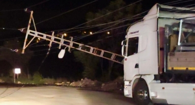 Şiddetli rüzgar çatıları uçurdu elektrik direklerini devirdi