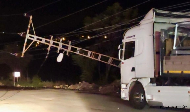 Şiddetli rüzgar çatıları uçurdu elektrik direklerini devirdi